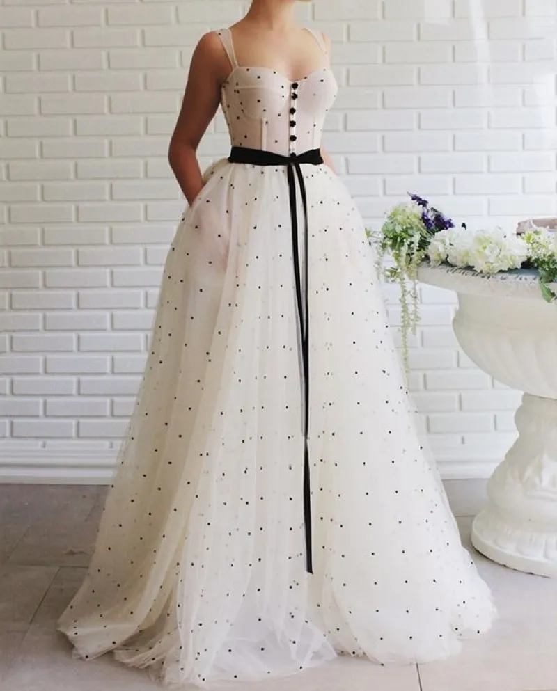 Abiti da ballo in tulle a pois semplici con scollo a cuore senza spalline Abito da sera a linea con corsetto abbottonato Illusio
