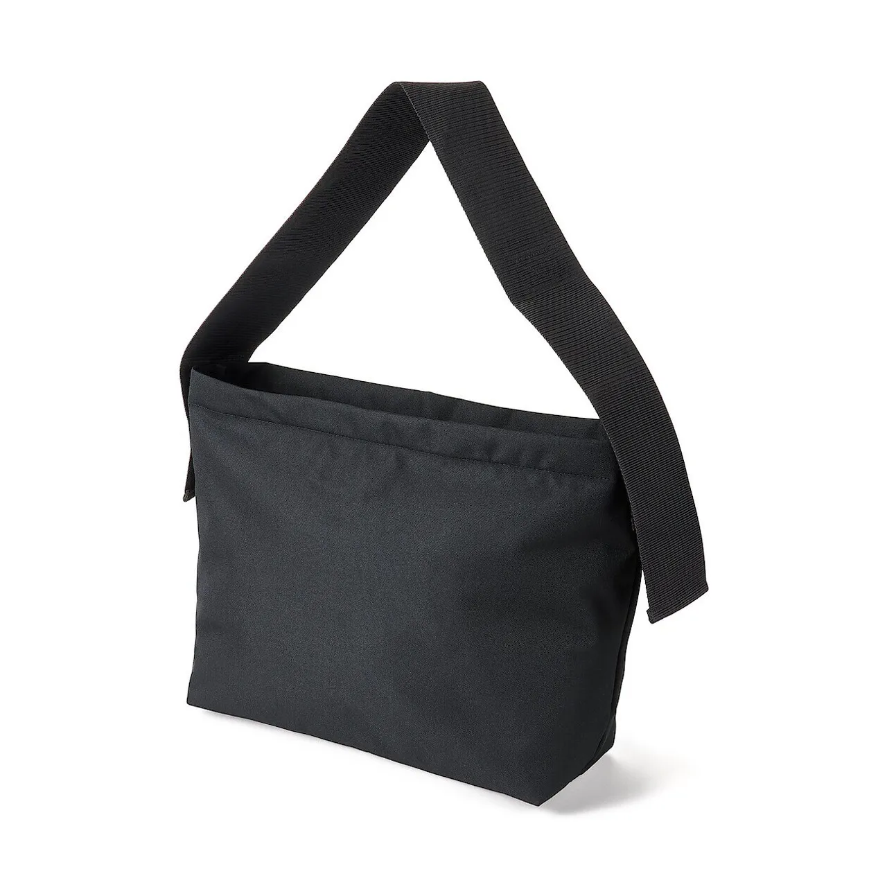 Borsa a tracolla quadrata.