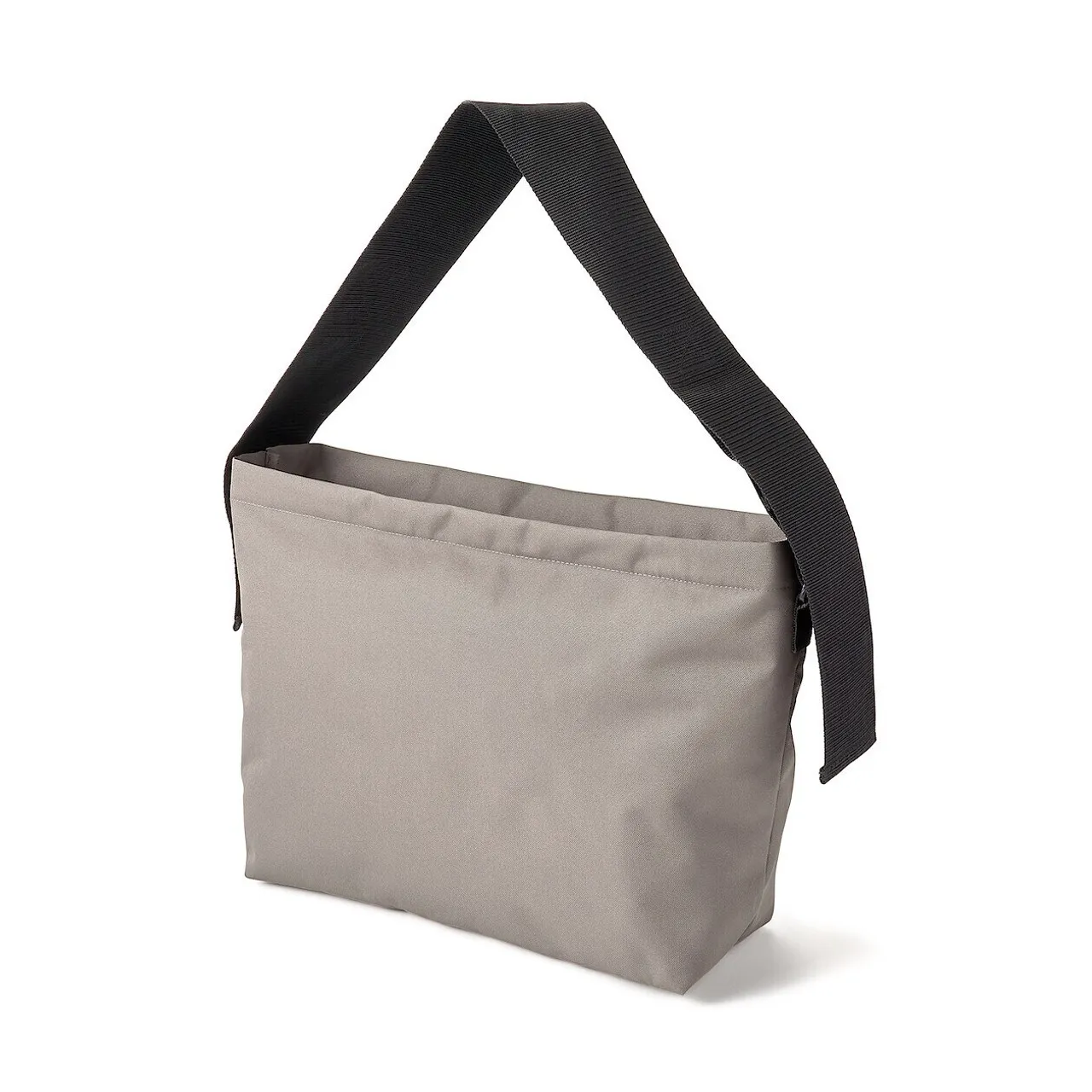 Borsa a tracolla quadrata.