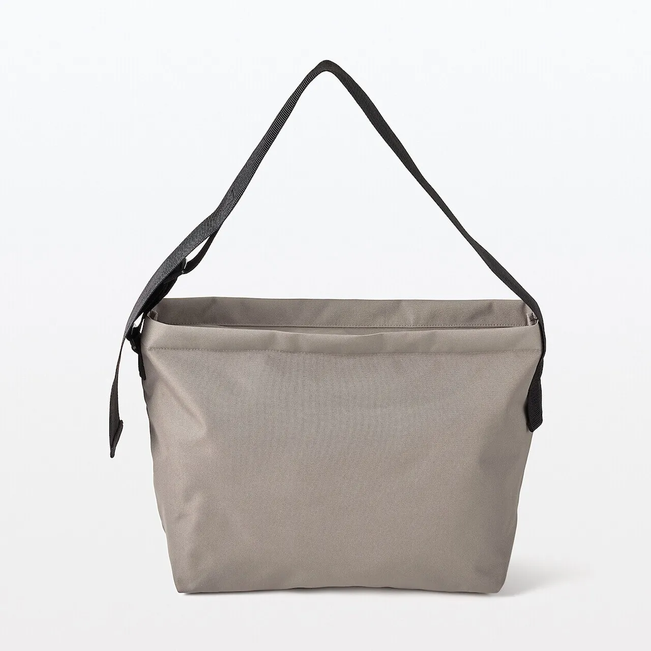 Borsa a tracolla quadrata.