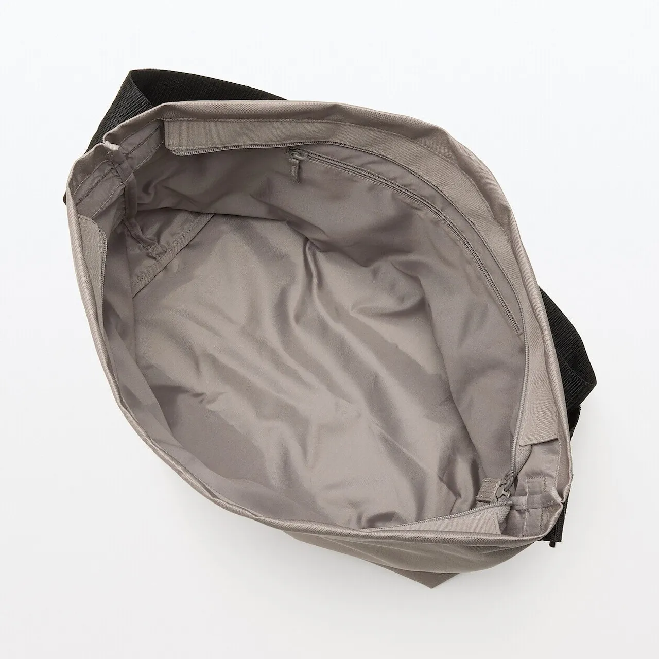 Borsa a tracolla quadrata.