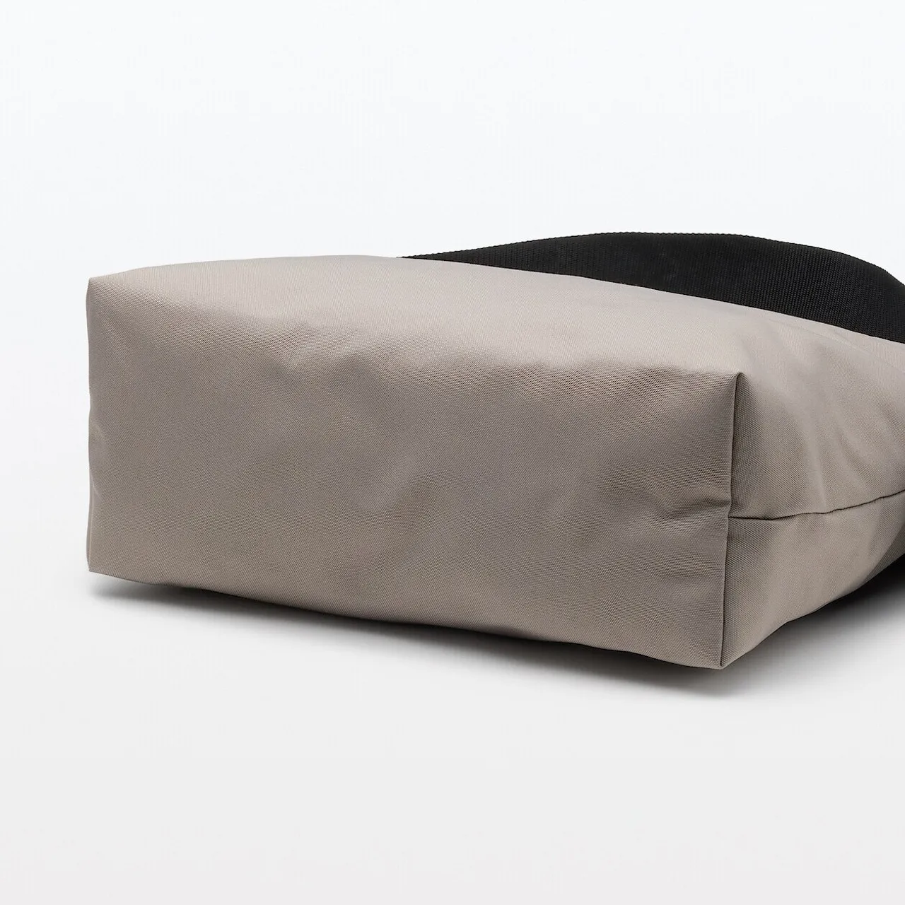 Borsa a tracolla quadrata.