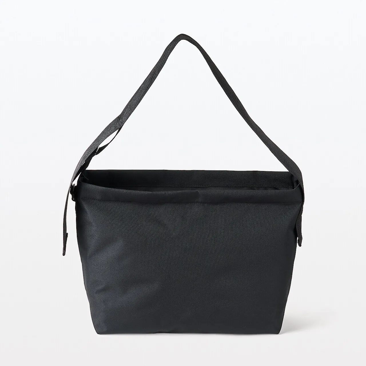 Borsa a tracolla quadrata.