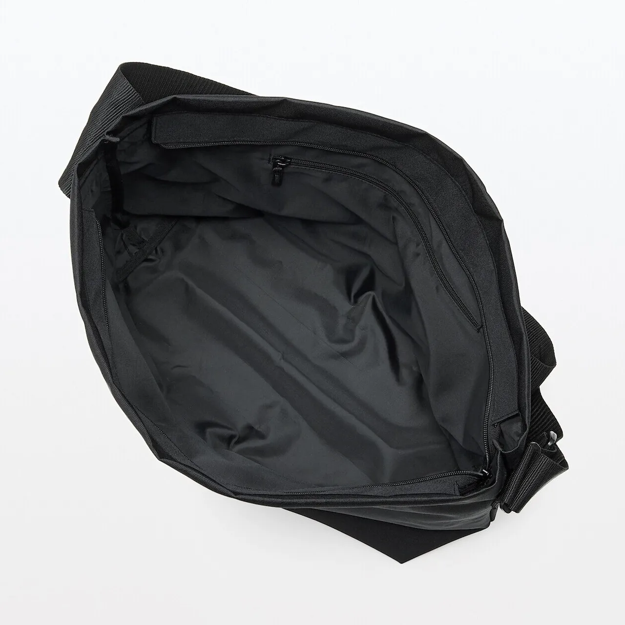 Borsa a tracolla quadrata.