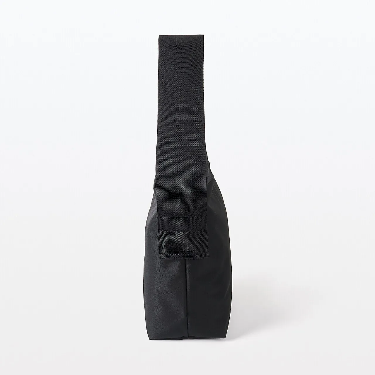 Borsa a tracolla quadrata.