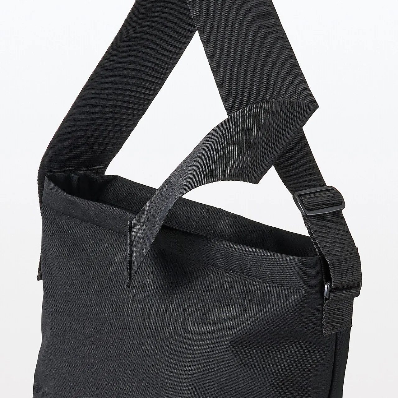 Borsa a tracolla quadrata.