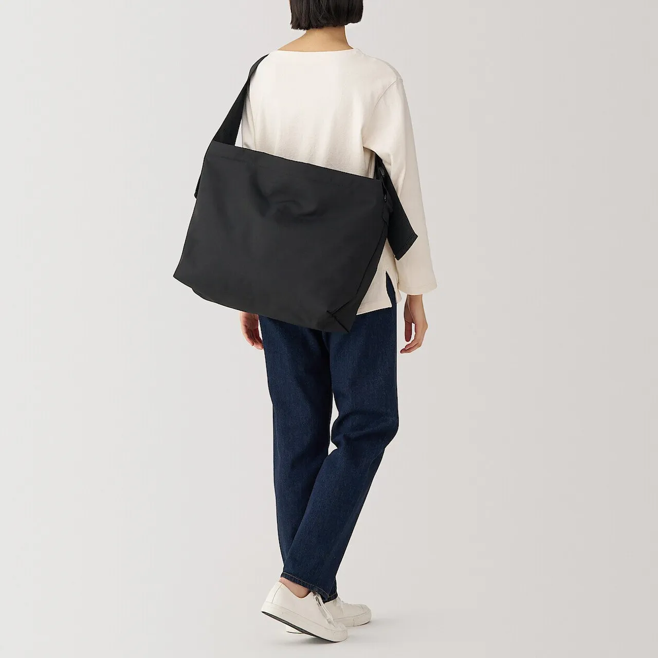 Borsa a tracolla quadrata.