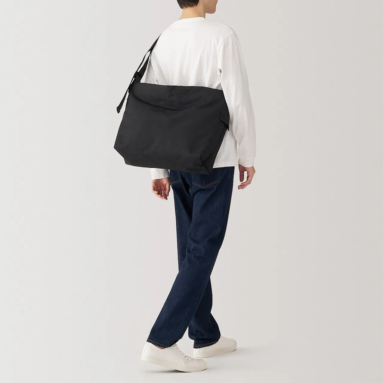 Borsa a tracolla quadrata.