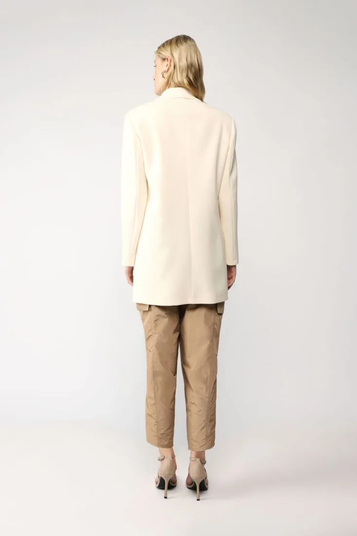 Cappotto lungo doppiopetto monocolour con revers a lancia