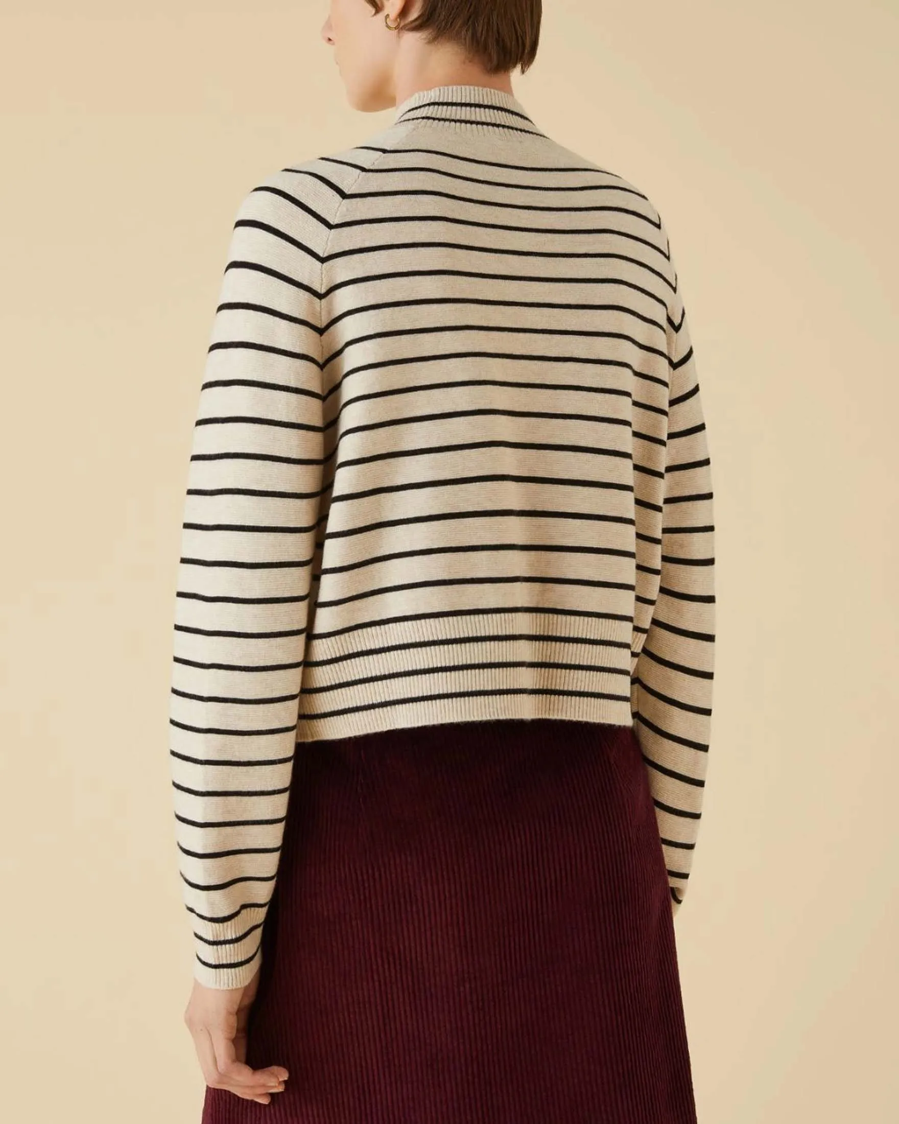 Maglia color avorio a righe nere in misto lana con colletto in piedi lavorato a costine
