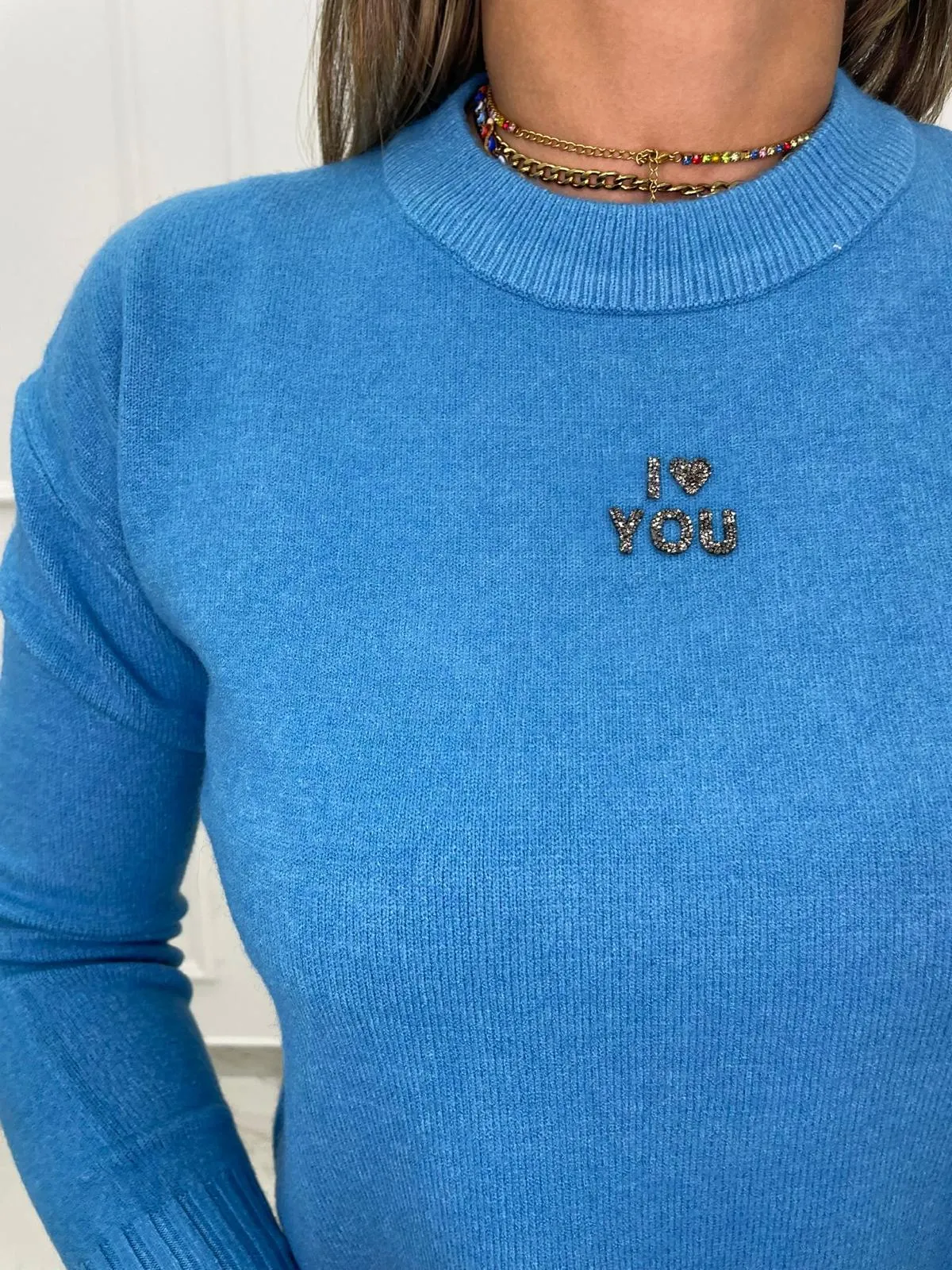 Maglioncino tinta unita con scritta swarovski avanti