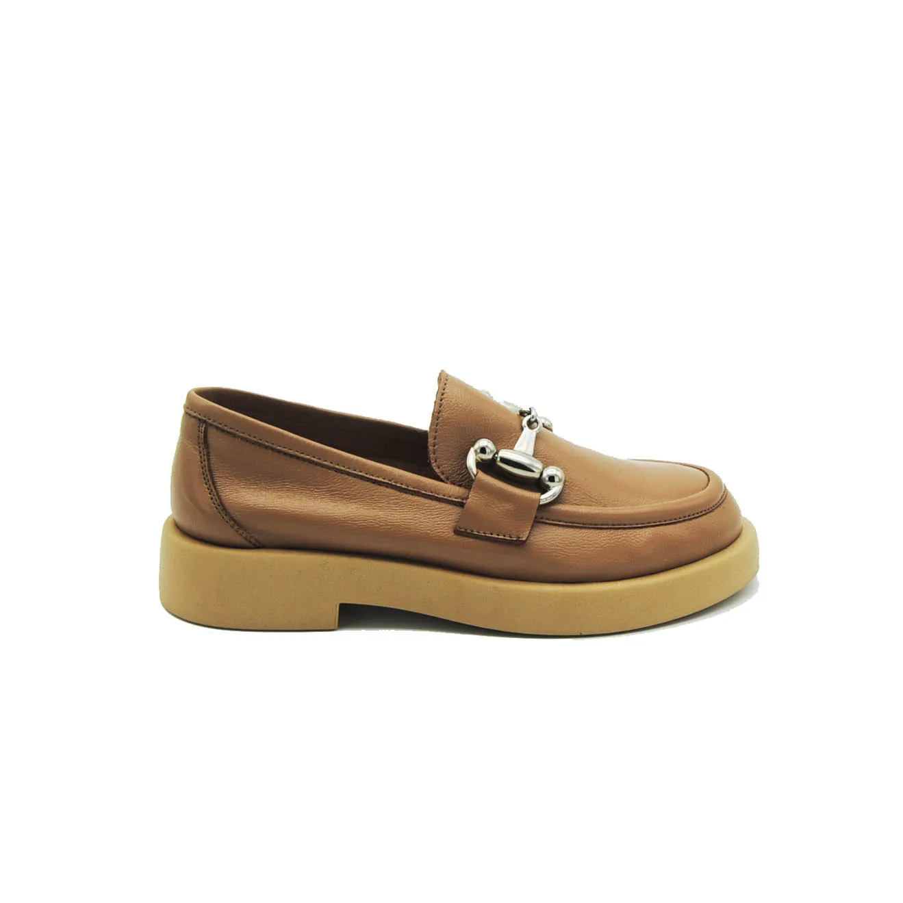 Mocassino in pelle con morsetto metal col. Cuoio