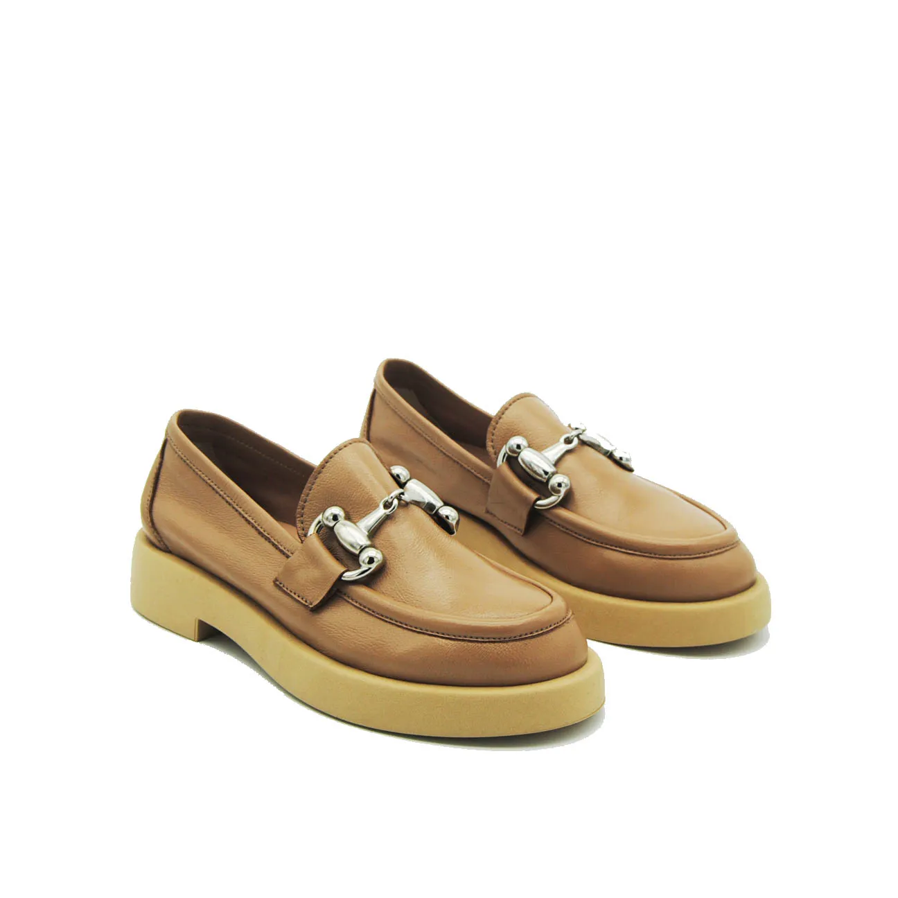 Mocassino in pelle con morsetto metal col. Cuoio