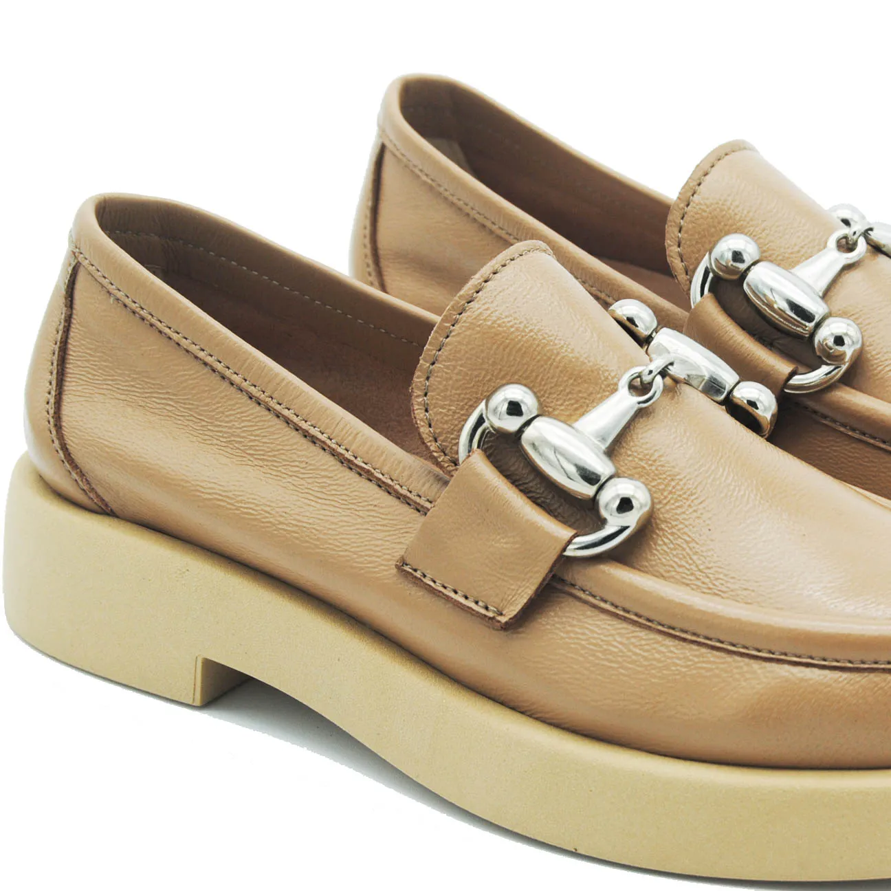 Mocassino in pelle con morsetto metal col. Cuoio