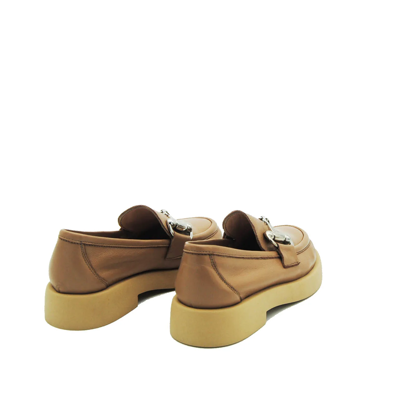 Mocassino in pelle con morsetto metal col. Cuoio