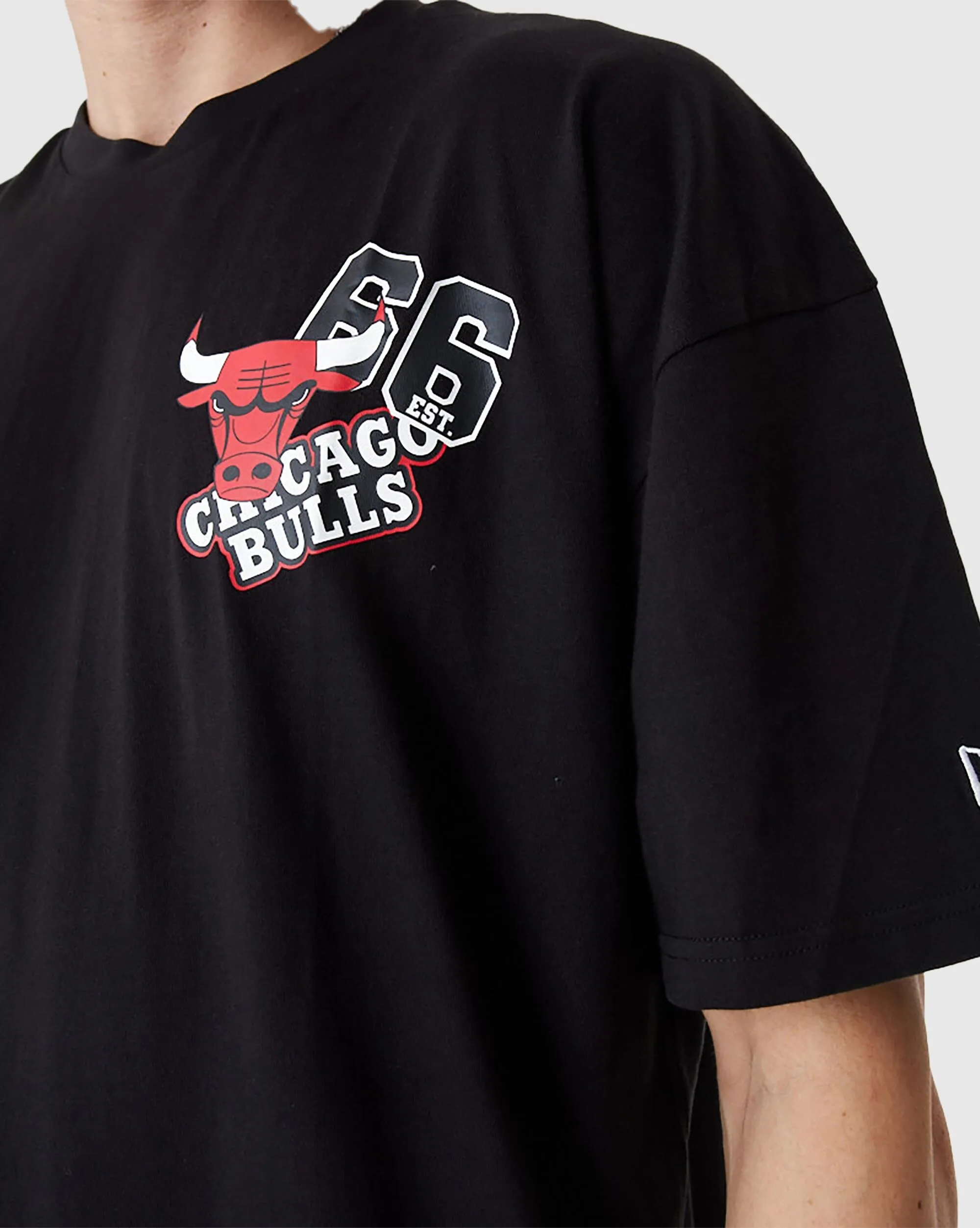 New Era NBA T-Shirt Oversize Arch Wordmark Chicago Bulls Nero Uomo