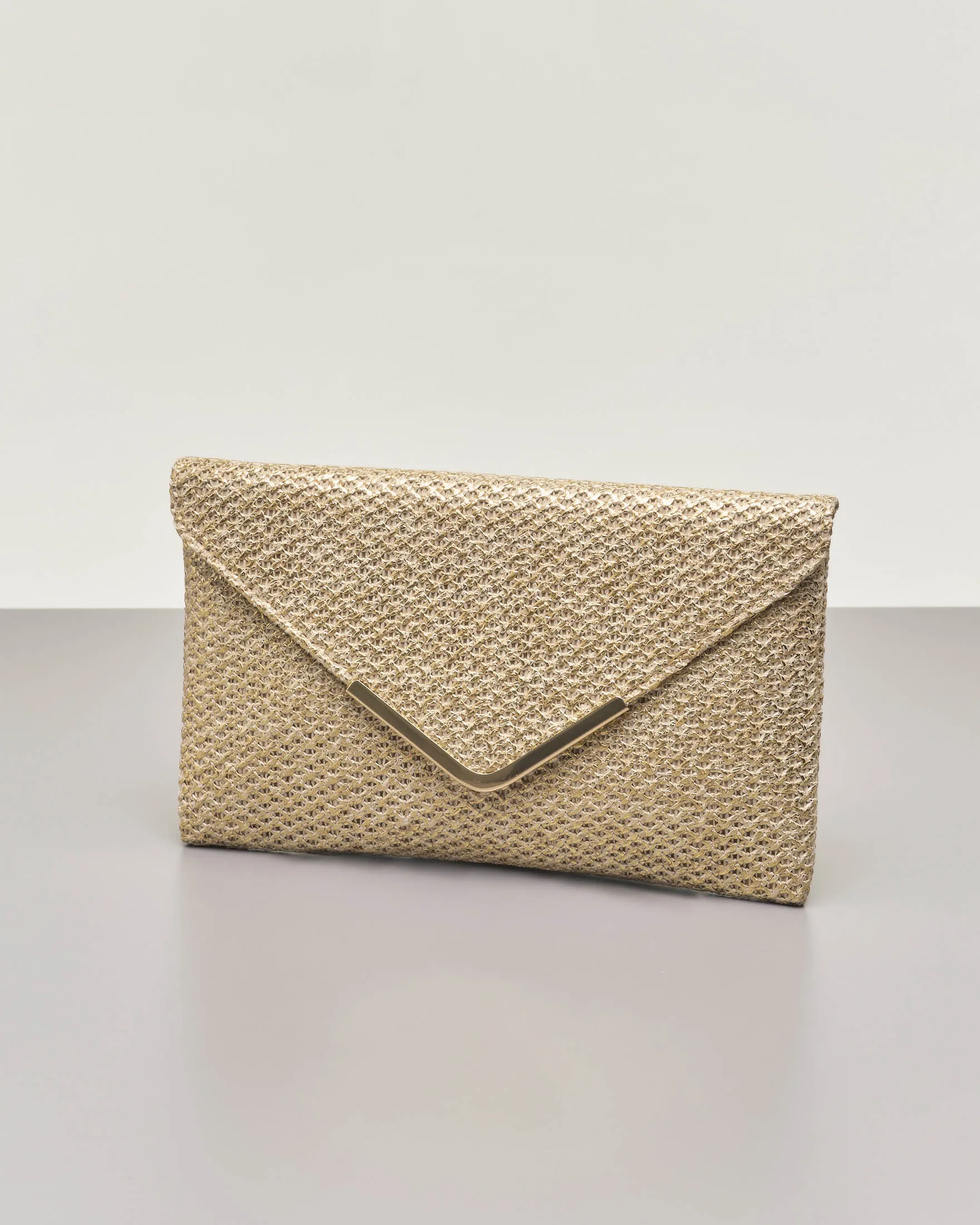 Pochette a busta in raffia color oro con profilo in metallo dorato