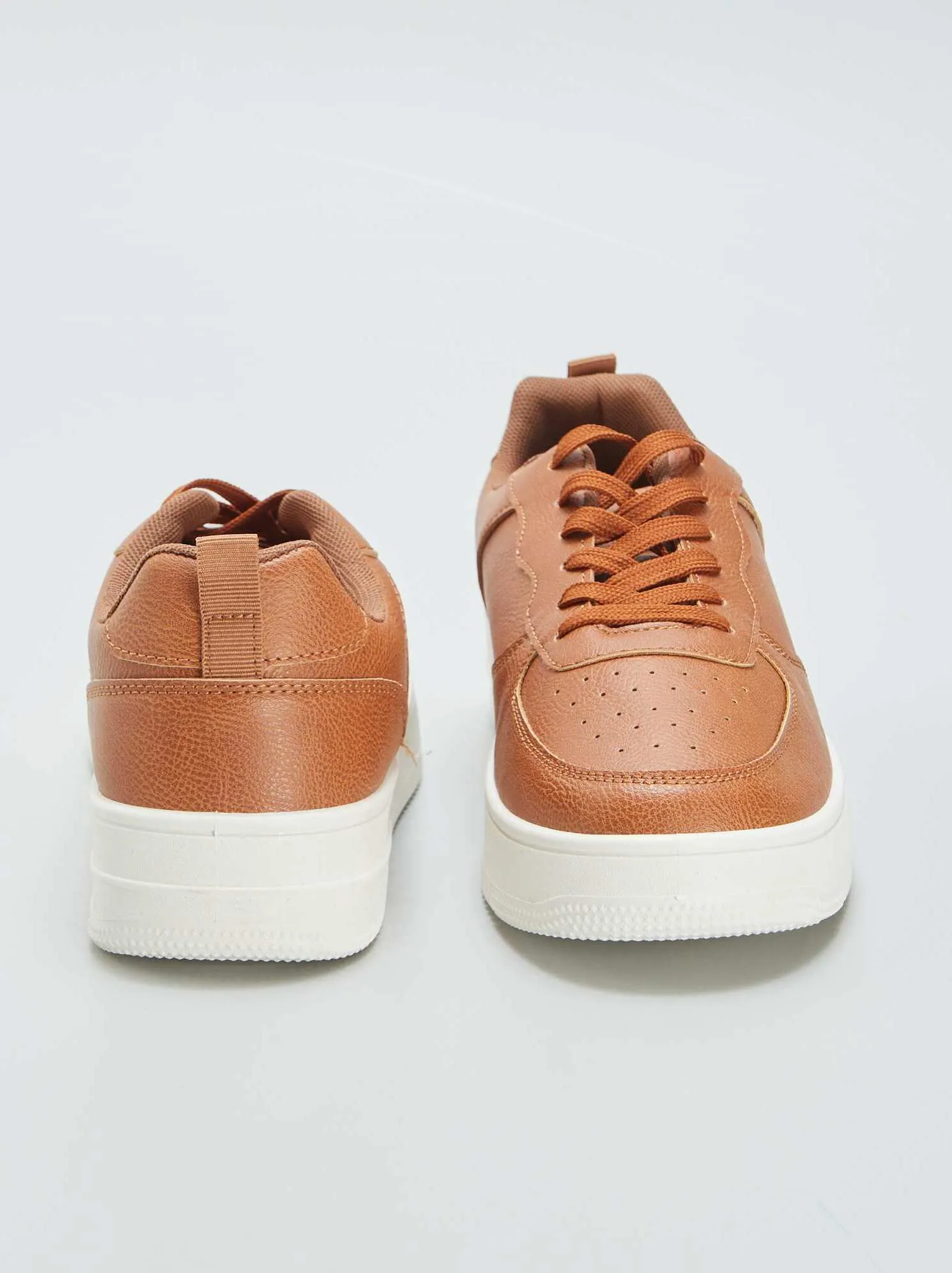 Sneakers da città basse in similpelle - MARRONE