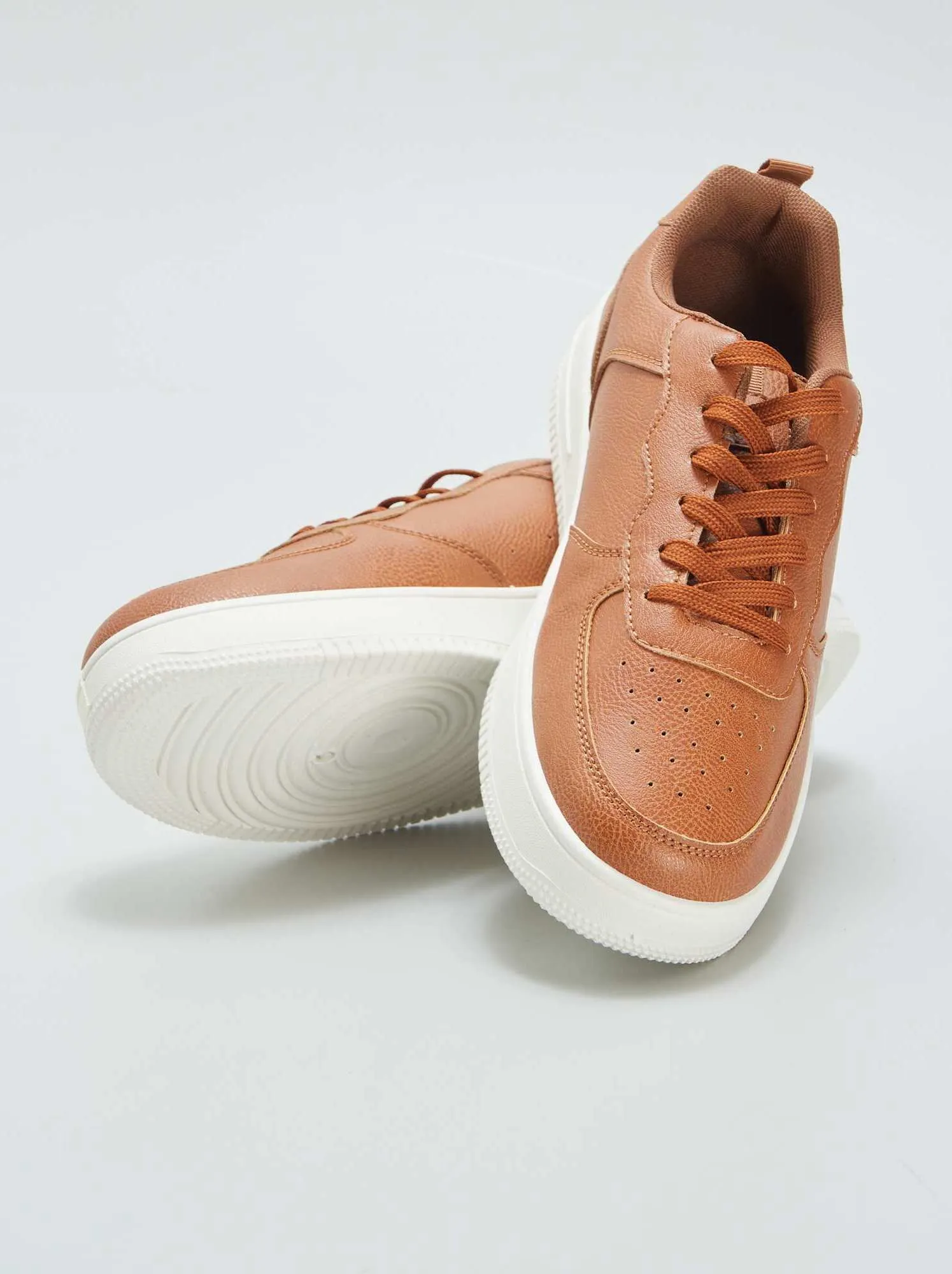 Sneakers da città basse in similpelle - MARRONE