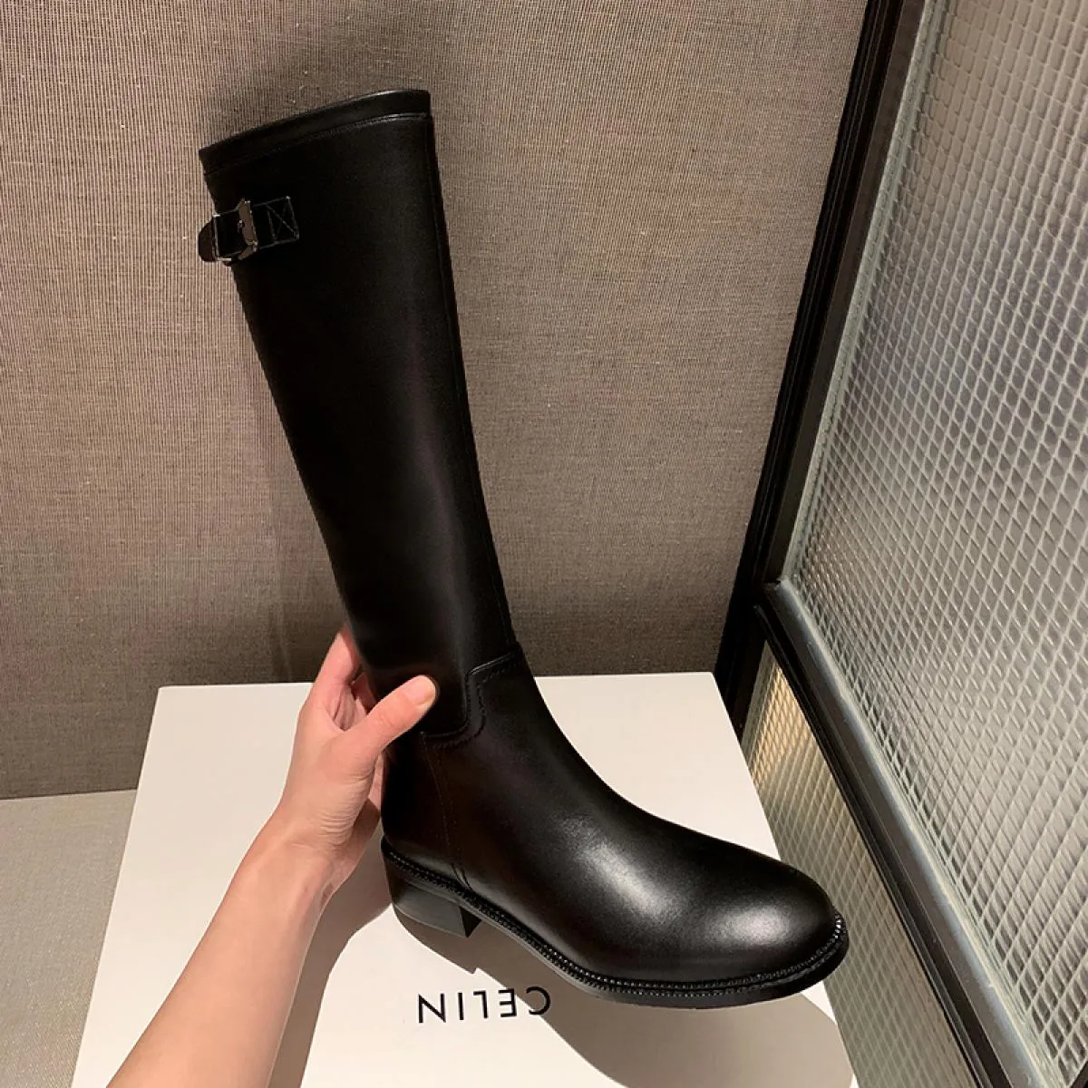Stivali al ginocchio da donna con decorazione in metallo di marca Autunno Inverno Vera pelle Moda popolare Scarpe fresche Donna