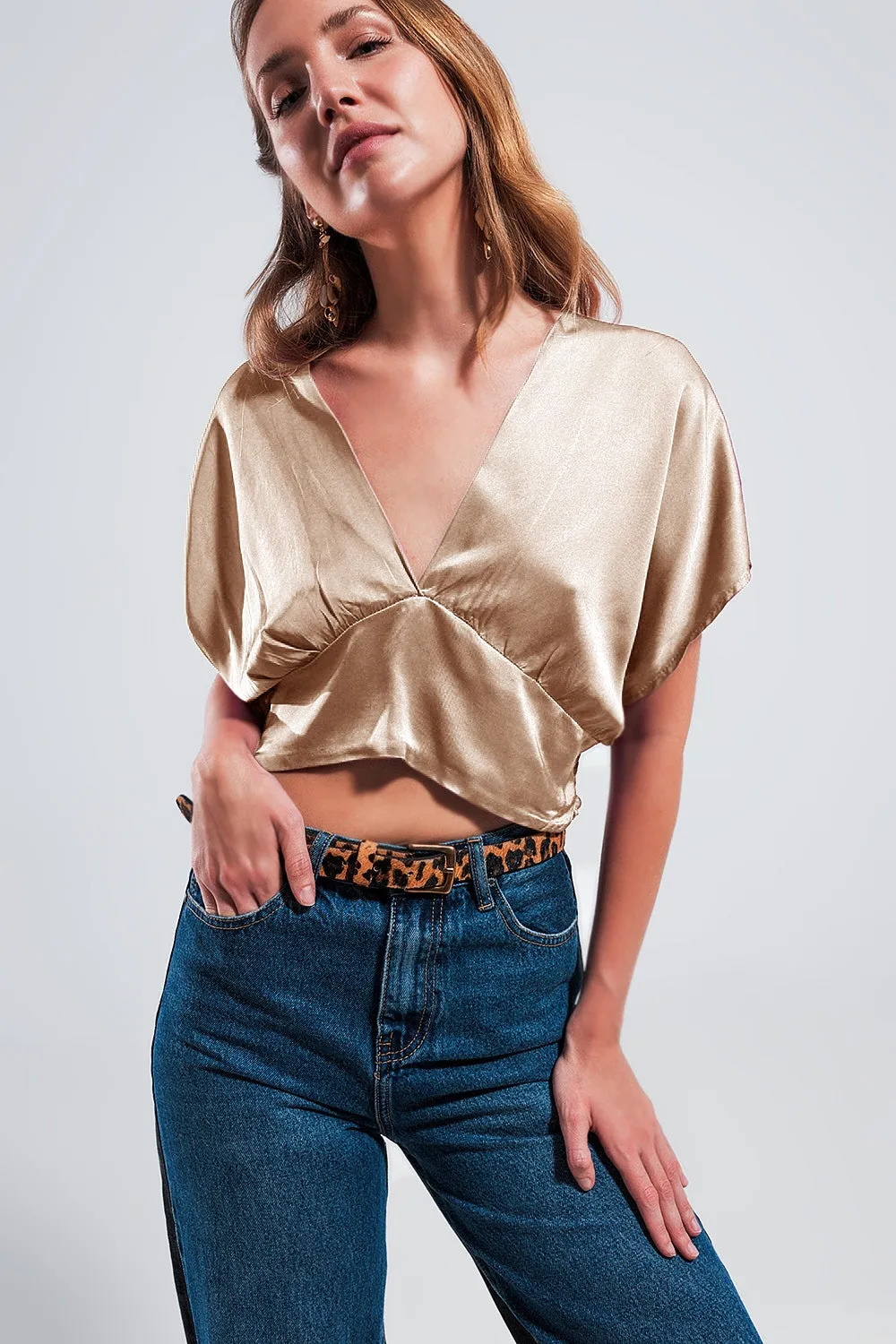 Top corto a maniche corte in raso beige