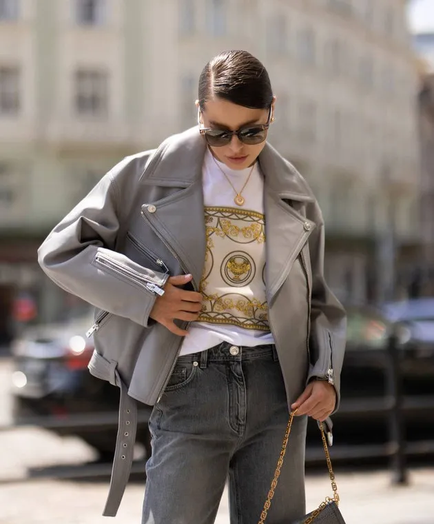 Versace Giacca biker in pelle grigio Medusa 10105451A08926